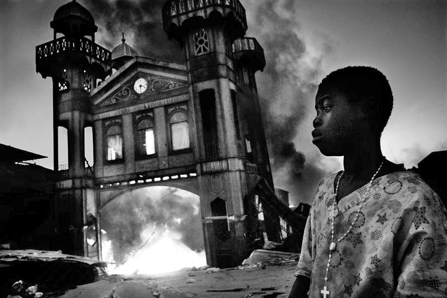Ricardo Venturi (Italia, W.P.F., 1er lugar, categoría: Foto única de noticias) / Antiguo Mercado del hierro, en Puerto Príncipe, Haití, en pleno incendio en 2010.